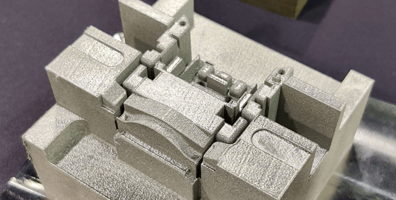 En 3D printad detalj i Corrax verktygsstål från Uddeholm. Detaljen visar extremt fin ytfinish och detaljrikedom.